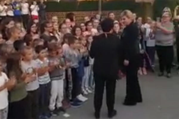 PA OVO MOŽE SAMO KOLINDA: Đaci se požalili da im fali dvorana, ona im rekla IMATE LIVADU!