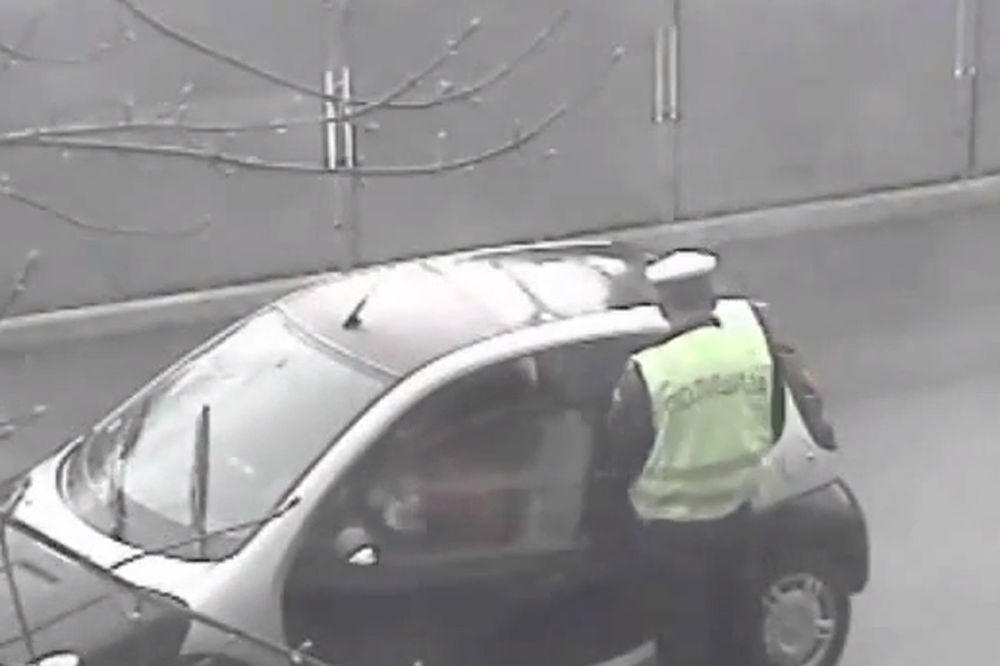 LUDAČKA ZAPLENA SRPSKE POLICIJE! Kragujevački saobraćajci zaustavili MERCEDES, A U NJEMU PRONAŠLI MNOGO TOGA!