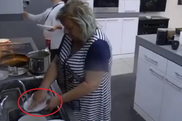 NAJLUĐI SNIMAK SVIH VREMENA! Dok Mika priča kako će izgledati SMAK SVETA, pogledajte kako Zorica PERE SUDOVE!