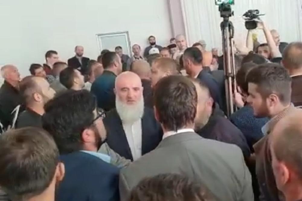 TUČA PREKINULA ZASEDANJE SKUPŠTINE U NOVOM PAZARU! Građani na silu ušli u salu (VIDEO)