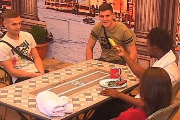 ON JE TAKO EGZOTIČAN I ŠARMANTAN: Mastor izazvao OPŠTI SMEH, a takmičari se NALOŽILI na njegove DOSKOČICE! (FOTO)