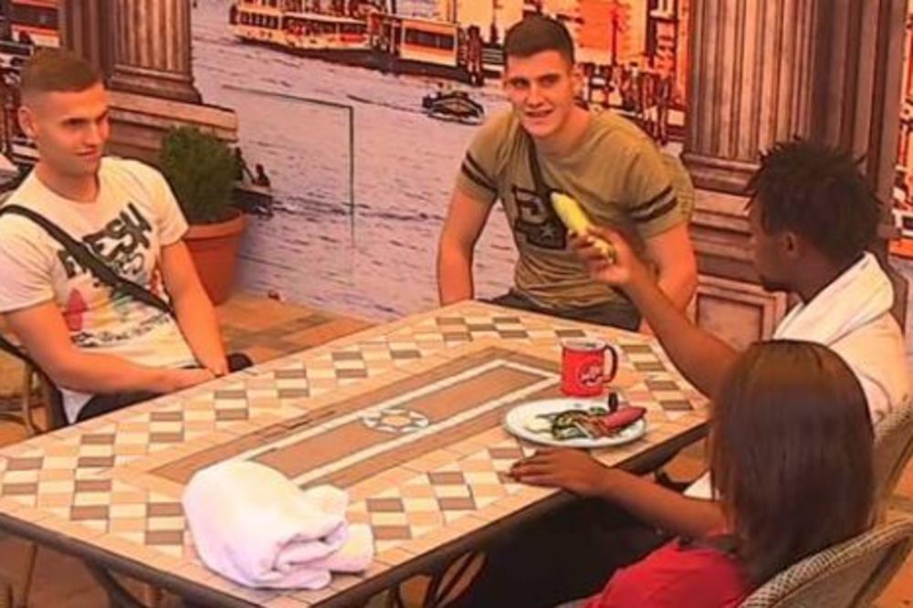 ON JE TAKO EGZOTIČAN I ŠARMANTAN: Mastor izazvao OPŠTI SMEH, a takmičari se NALOŽILI na njegove DOSKOČICE! (FOTO)