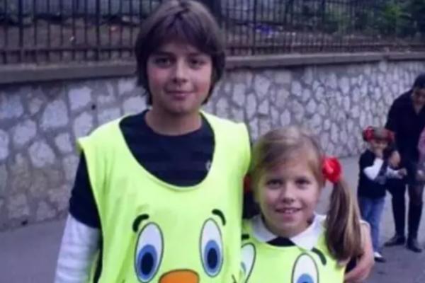 DA LI ZNATE KO JE MOMAK KOJI JE BIO U ČUVENOJ REKLAMI USPORITE PORED ŠKOLE? On je sada popularna FACA i PEVAČ