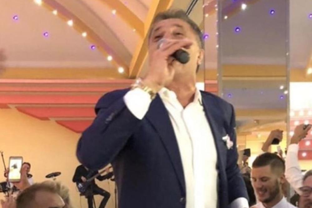 PA, ON SE SPRDA S NJIMA: Mamić raskopčao košulju, uzeo mikrofon i zapevao srpski hit kao poruku hrvatskom pravosuđu