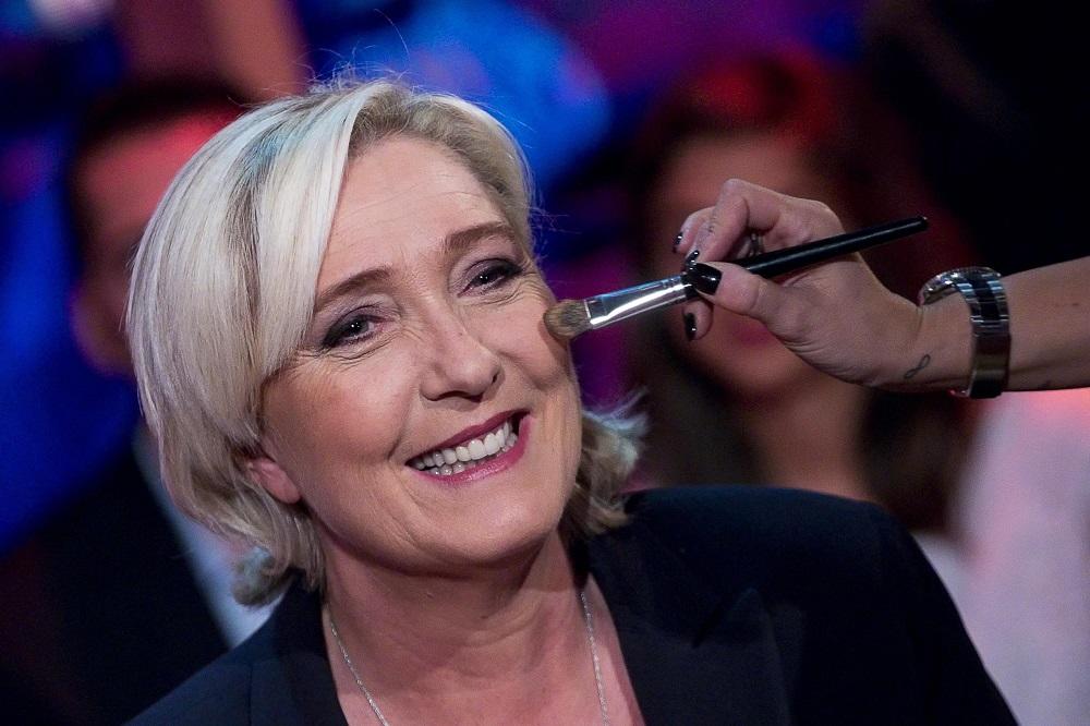KO JE MARIN LE PEN, NAJVEĆI MAKRONOV PROTIVNIK? Detinjstvo bilo obojeno političkom karijerom oca, majka ih ostavila