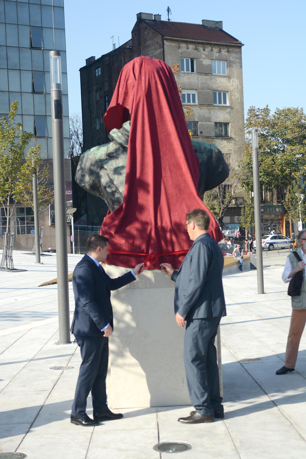 Nikola Nikodijević i direktor JKP „Pogrebne uskuge” Dragan Baltovski otkrili su danas bistu Dimitrija Tucovića  