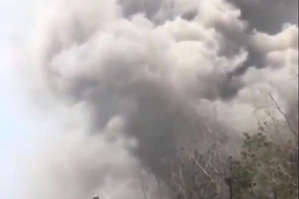 POŽAR U BEOGRADU: Vatra besni u blizini benzinskih pumpi, gust dim se vidi iz svih delova grada! (FOTO)