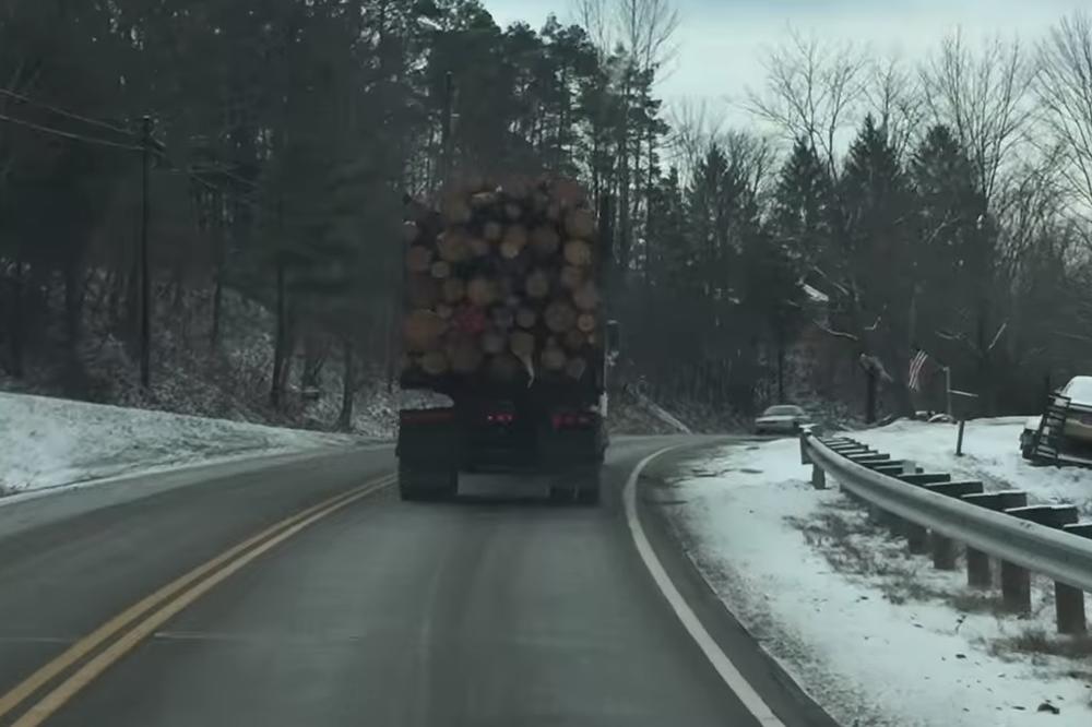 IMAO JE LOŠ PREDOSEĆAJ U VEZI OVOG PRETOVARENOG KAMIONA: Izvadio je kameru, a ono što je snimio je JEZIVO! (VIDEO)