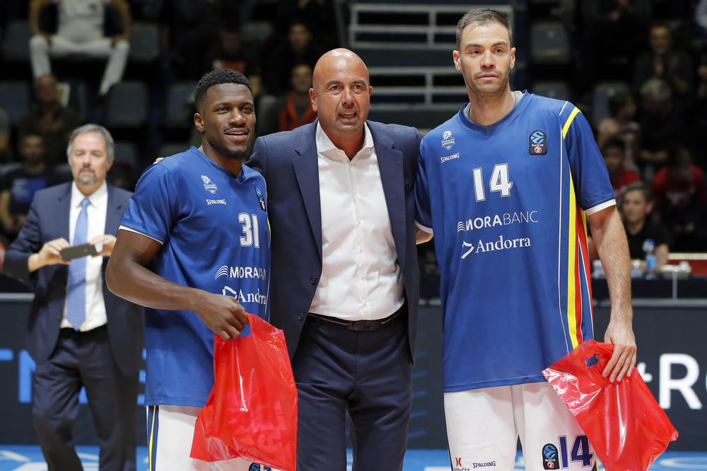 OVACIJE U PIONIRU: Delije ogromnim aplauzom dočekale bivše košarkaše Zvezde!