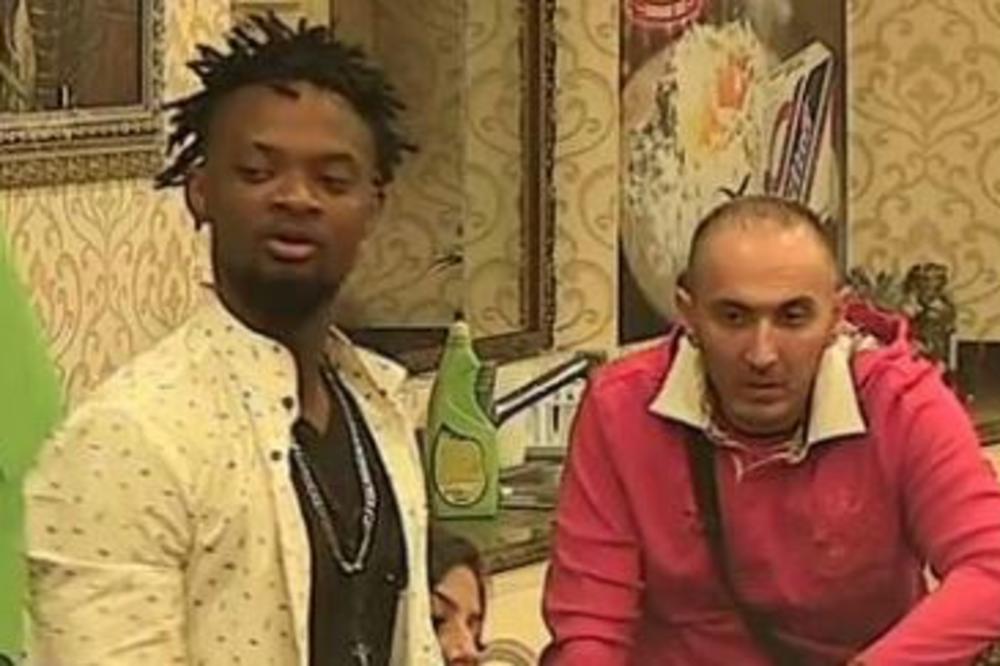 SVE PRŠTI OD LJUBAVI U LJUBAVNOM TROUGLU: Gavra je UHODI, a ONA se OPIRE! (FOTO)