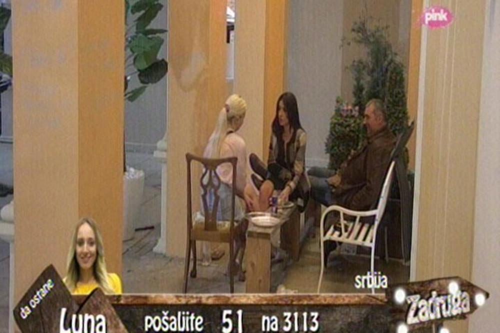 MIKI DOROTEI UPUTIO EPSKO PITANJE: Je li se ti praviš glupa ili si glupa? (VIDEO)