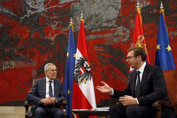 CRVENI TEPIH, POČASNA GARDA I HIMNE ISPRED PALATE SRBIJE! Vučić dočekao predsednika Austrije kako dolikuje (FOTO)