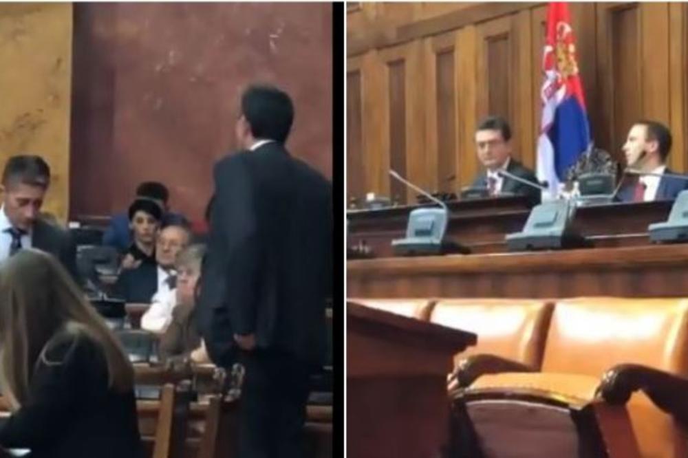 MARTINOVIĆ NAREĐUJE ARSIĆU DA NASTAVI SEDNICU IAKO NEMA KVORUMA! Opozicija objavila video iz skupštinske sale!