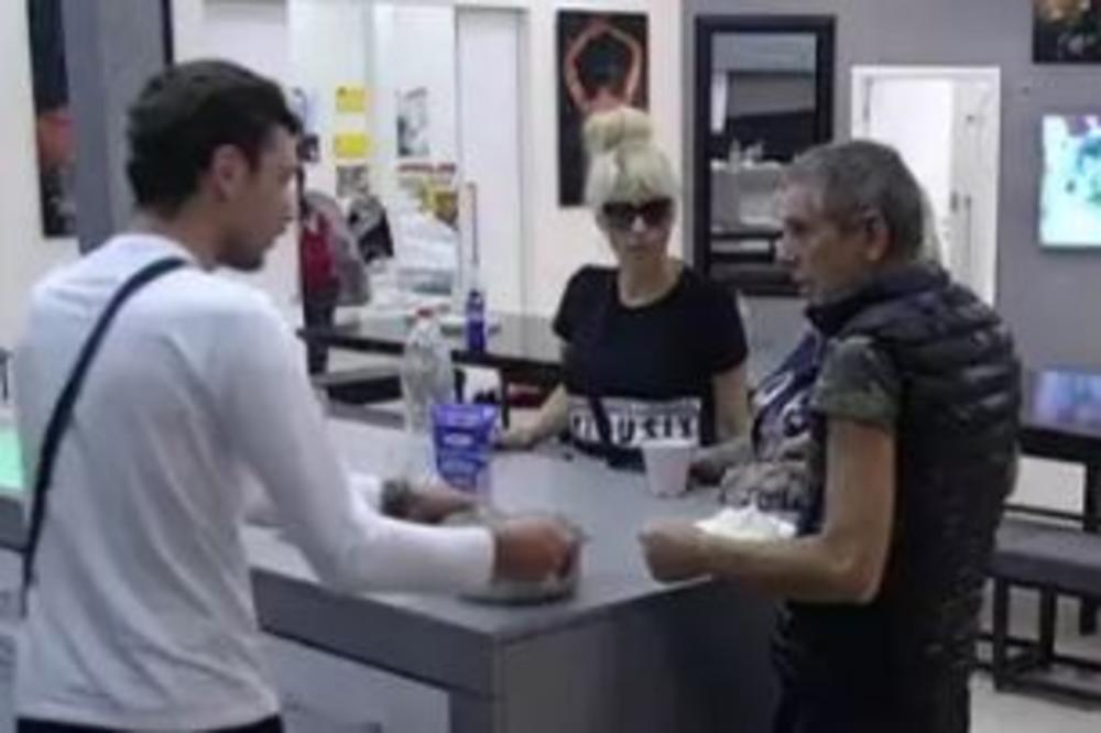 NERVNI SLOM PRED KAMERAMA: Ne valja mu skuvana hrana pa počeo da BACA TANJIRE, psuje i lupa! (VIDEO)