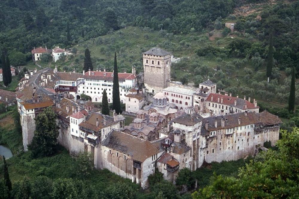 SRBI VERUJU DA IM PRAVLJENJE "HILANDARSKOG KOLAČA" DONOSI SREĆU! Duhovnici: To je velika OBMANA, evo šta se dešava!