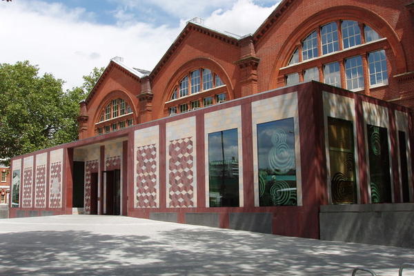 FOTOGRAFISALA JE ĆERKU ISPRED MUZEJA: Kad je bolje pogledala fotografiju, SKAMENILA SE! (FOTO)