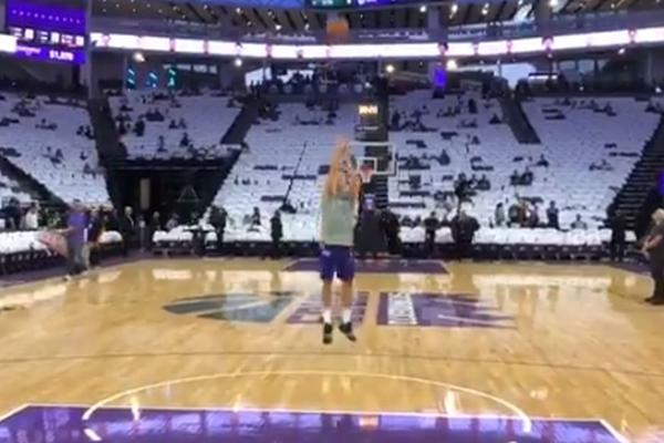 RUKA JE NAMEŠTENA, ŠTETA ŠTO NE MOŽE DA IGRA: Bogdan na zagrevanju palio navijače serijom bez promašaja!