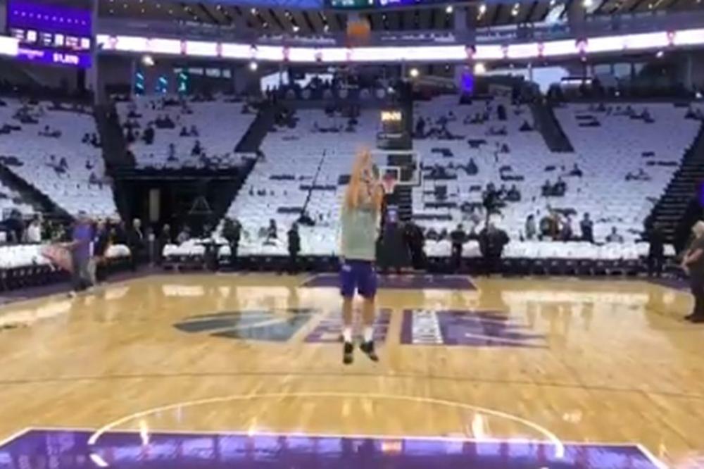 RUKA JE NAMEŠTENA, ŠTETA ŠTO NE MOŽE DA IGRA: Bogdan na zagrevanju palio navijače serijom bez promašaja!