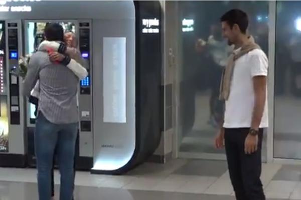 'ALO, DOSTA, BRE! PUSTI JE! Štepanek se malo zaneo kad je zagrlio Jelenu, pa je Novak morao da interveniše!