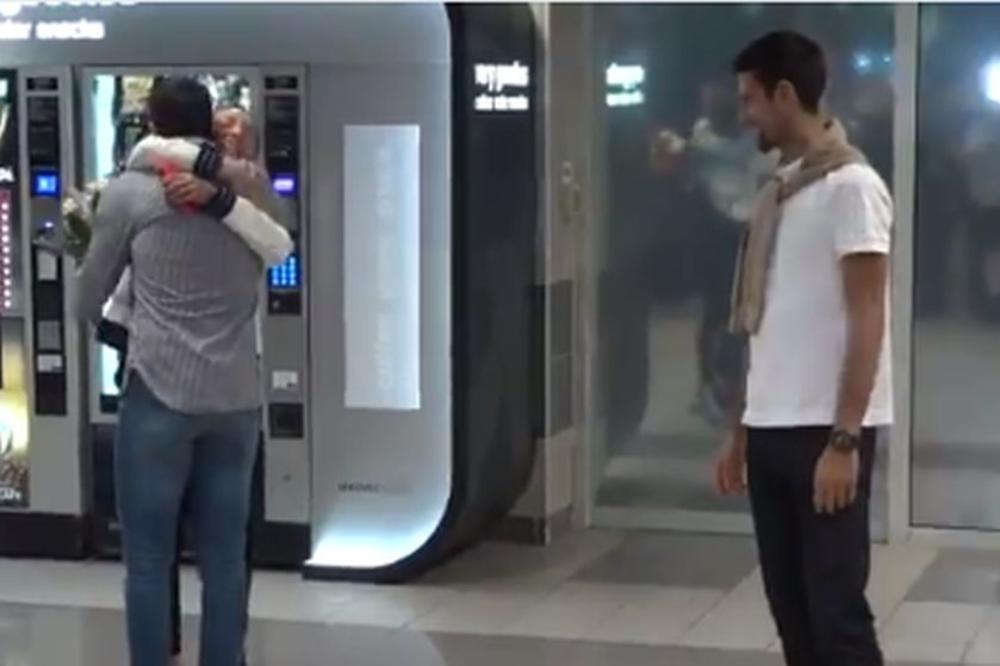 'ALO, DOSTA, BRE! PUSTI JE! Štepanek se malo zaneo kad je zagrlio Jelenu, pa je Novak morao da interveniše!