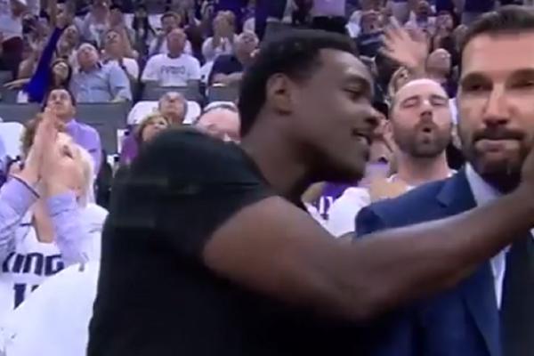 VEBER I STOJAKOVIĆ - VEČNI TANDEM: Pogledajte kako je legendarni Amer pokušao da poljubi srpskog kralja trojki!