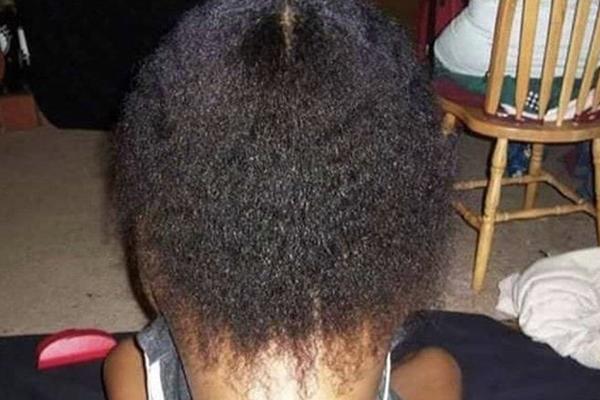 FOTOGRAFIJA DEVOJKE ZBUNILA CEO INTERNET: Nikome nije jasno u koji DEO TELA gleda! (FOTO)