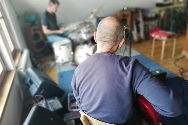 ESPRESO NA PROBI GRUPE FISH IN OIL: Kako izgleda radni dan muzičara koji otvaraju Beogradski džez festival? (VIDEO)