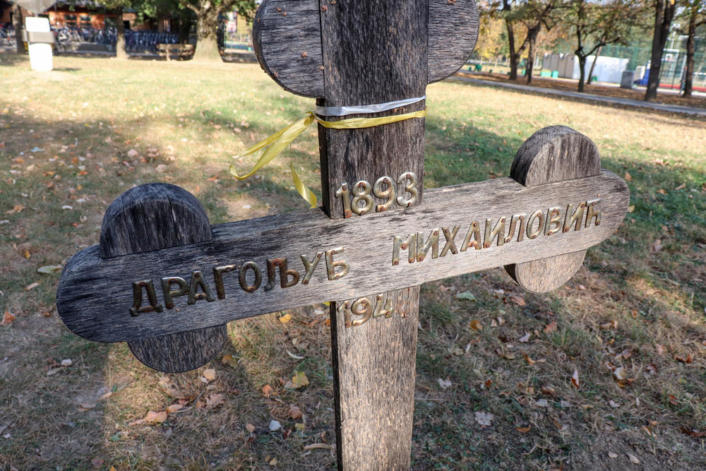 Krst iznad grobnog mesta Dragoljuba Draže Mihajlovića  