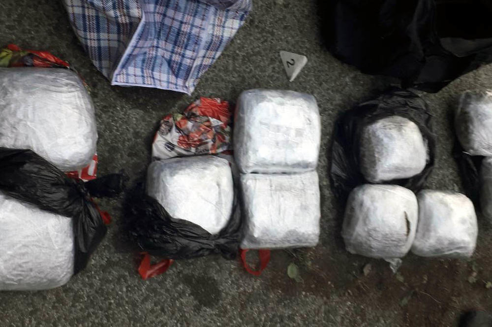 POLICIJA JE OTVORILA KOMBI NA JEDNOM PARKINGU U BEOGRADU! Ni sami nisu verovali šta su pronašli (FOTO)