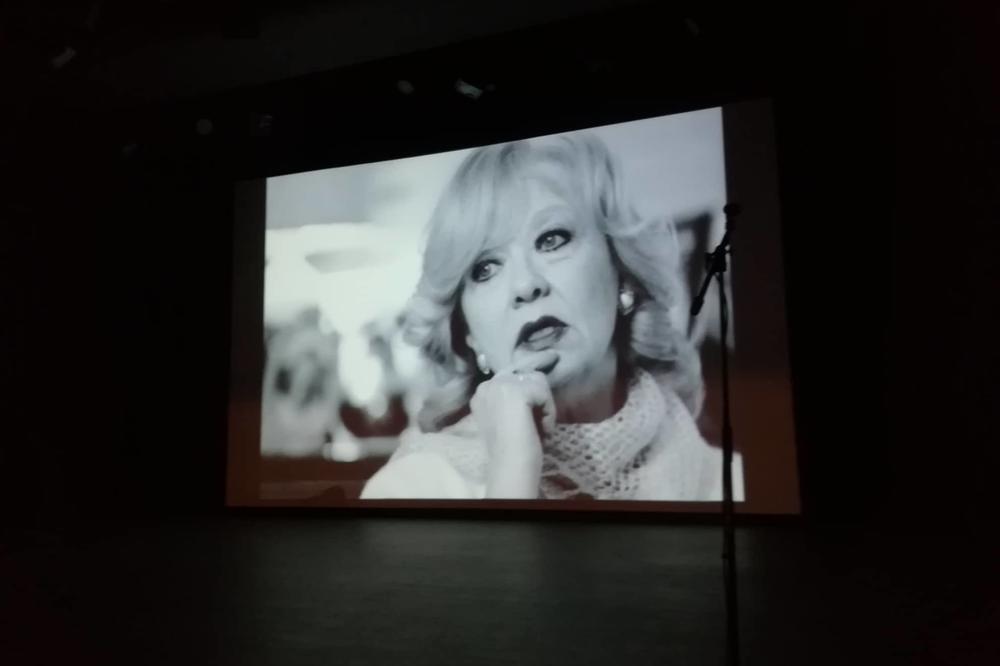 PUSTILI SU POSLEDNJU PESMU ZA MILENU DRAVIĆ: Svi su sali su ZAPLAKALI, a onda je počeo APLAUZ! (VIDEO)