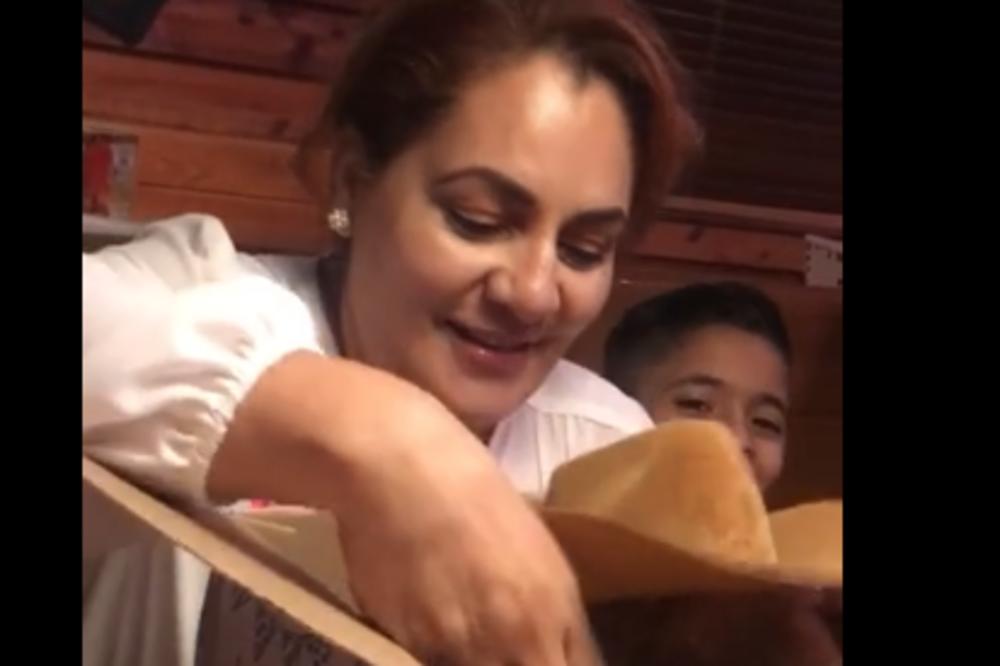 RAK JE ODNEO ŽIVOT NJENOG SUPRUGA: Ćerka joj je nakon njegove smrti dala POKLON koji je doveo do suza! (VIDEO)