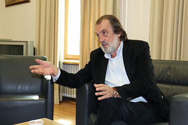 RUSKE TAJNE SLUŽBE DRŽE SRBIJU U LANCIMA KAO ZAROBLJENIKA! Autorski tekst Vuka Draškovića podigao je Srbiju na noge