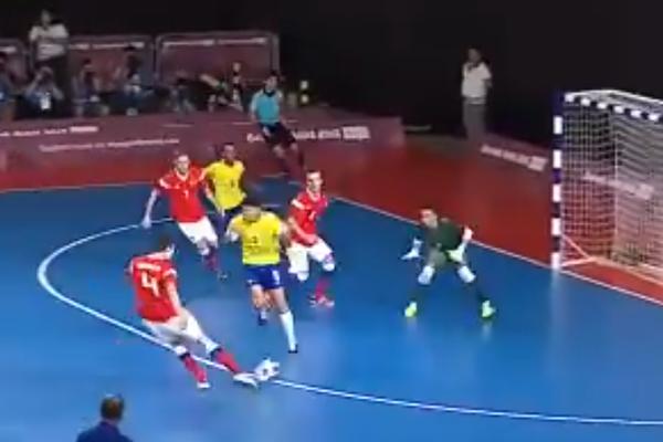 DA LI VAM OVO LIČI NA AUTOGOL? Potez futsalera Rusije je izbezumio ceo svet!
