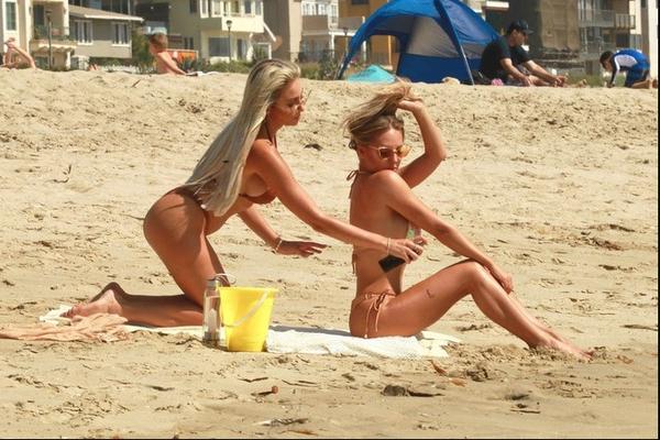 NIKO NIJE MOGAO DA SKRENE POGLED SA NJIH DVE: Okrenule su se i NAPRAVILE SKORO SRAMAN ČIN nasred plaže! (FOTO)