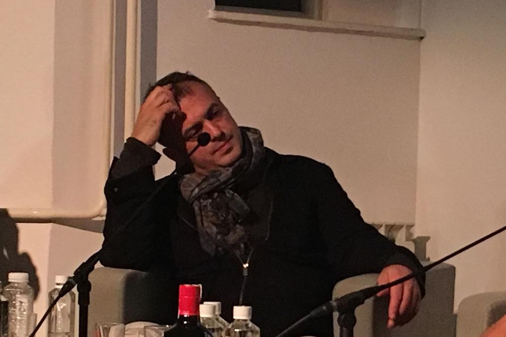 SERGEJU TRIFUNOVIĆU POZLILO, HITNO PREBAČEN U BOLNICU: Drama na predstavi VOZ u Novom Sadu!