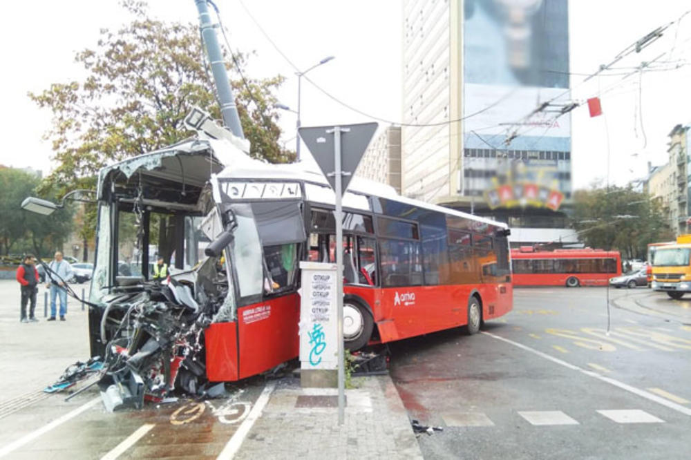 STRAVIČAN UDES NA SLAVIJI: Autobus se zakucao u banderu, VOZAČ SA JEZIVIM POVREDAMA PREBAČEN NA REANIMACIJU! (FOTO)