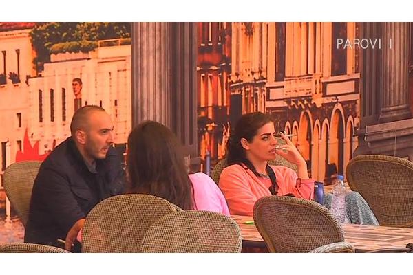 ŠTA MI DOVODE OCA, ON MI NIŠTA NIKAD NIJE POMOGAO: Conja ustao na levu nogu pa opleo po ROĐENOM OCU