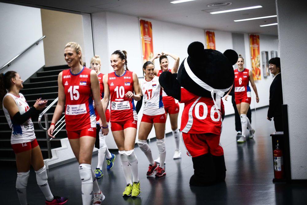 I ONA JE SVETSKA PRVAKINJA: Ona je svetsko zlato platila teškom povredom, a drugarice je nisu zaboravile!