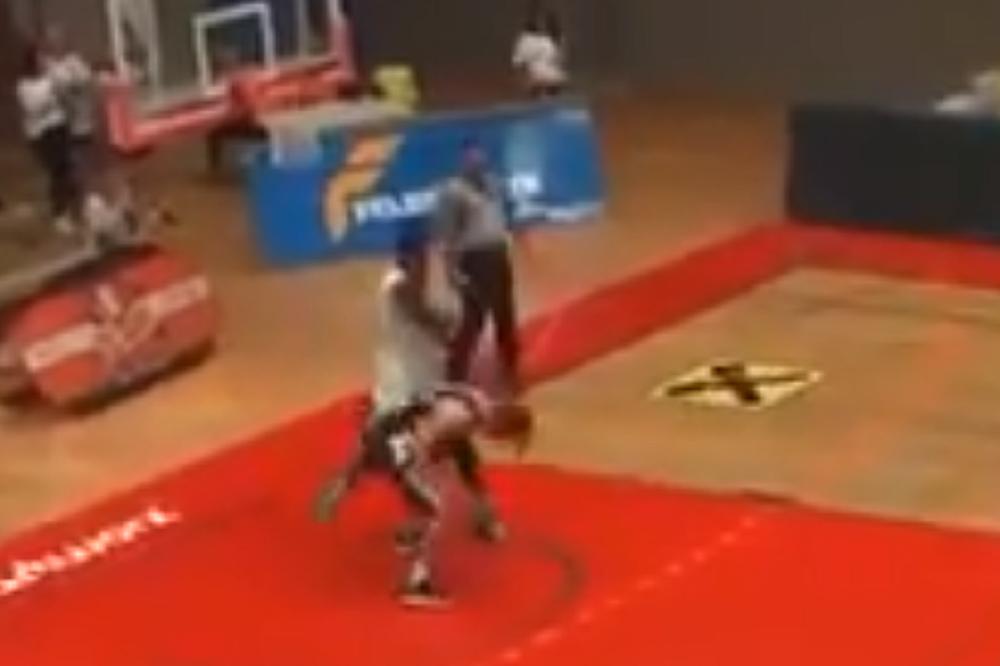 LUDNICA NA PARKETU: Bosanski košarkaš atraktivno zakucao pa još atraktivnije dobio nabadanje u glavu!