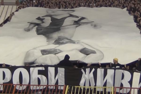 GODIŠNJICA SMRTI IVANA PEROVIĆA: Zabranjeni zastavom sa njegovim imenom sačuvali sećanje na ubijenog drugara!