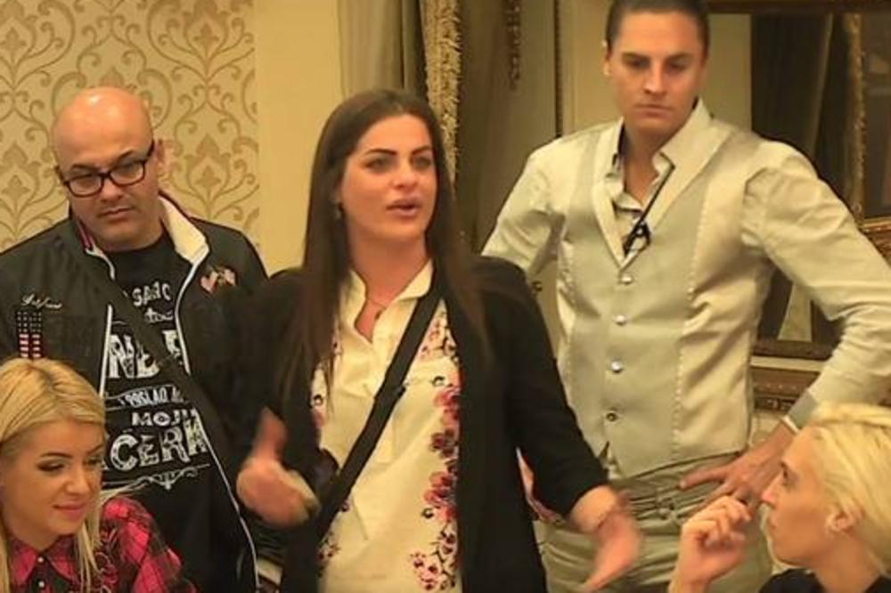 NIJE OVAKO NEŠTO OČEKIVALA! Dina dobila POKLON od PRODUKCIJE pa prasnula u SMEH! (FOTO)