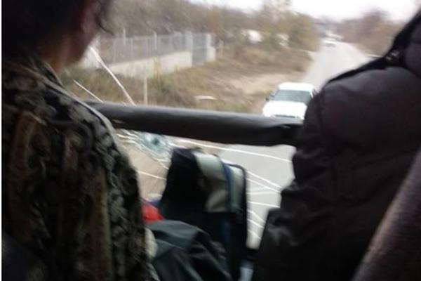 KAMENOVALI AUTOBUS SA SRBIMA NA KOSOVU: Albanci napravili zasedu, pa NAPALI VERNIKE! (FOTO)