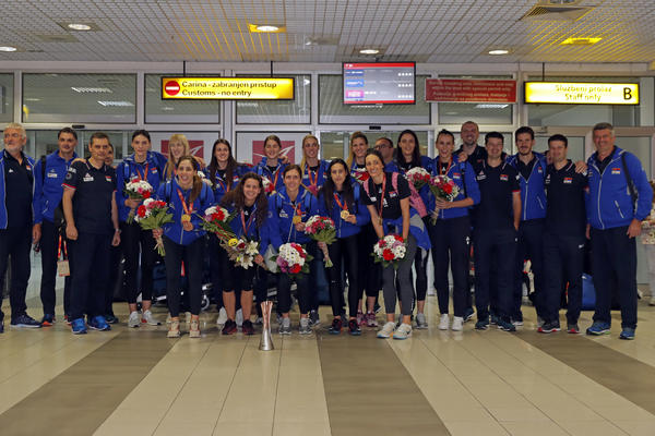 ZLATNE ODBOJKAŠICE SLETELE U BEOGRAD: Svetske šampionke izazvale delirijum na aerodromu!