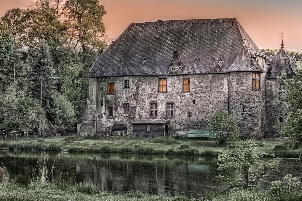 NAJUKLETIJA KUĆA BALKANA: Sama je izabrala vlasnike, od ove priče UVLAČI SE JEZA U KOSTI