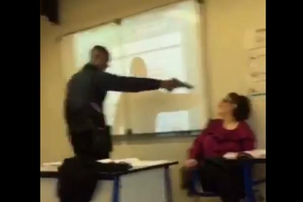 SNIMAK KOJI JE ŠOKIRAO SVE: Prišao je nastavnici, uperio PIŠTOLJ U NJU i rekao PIŠI U DNEVNIK ŠTA TI KAŽEM! (VIDEO)