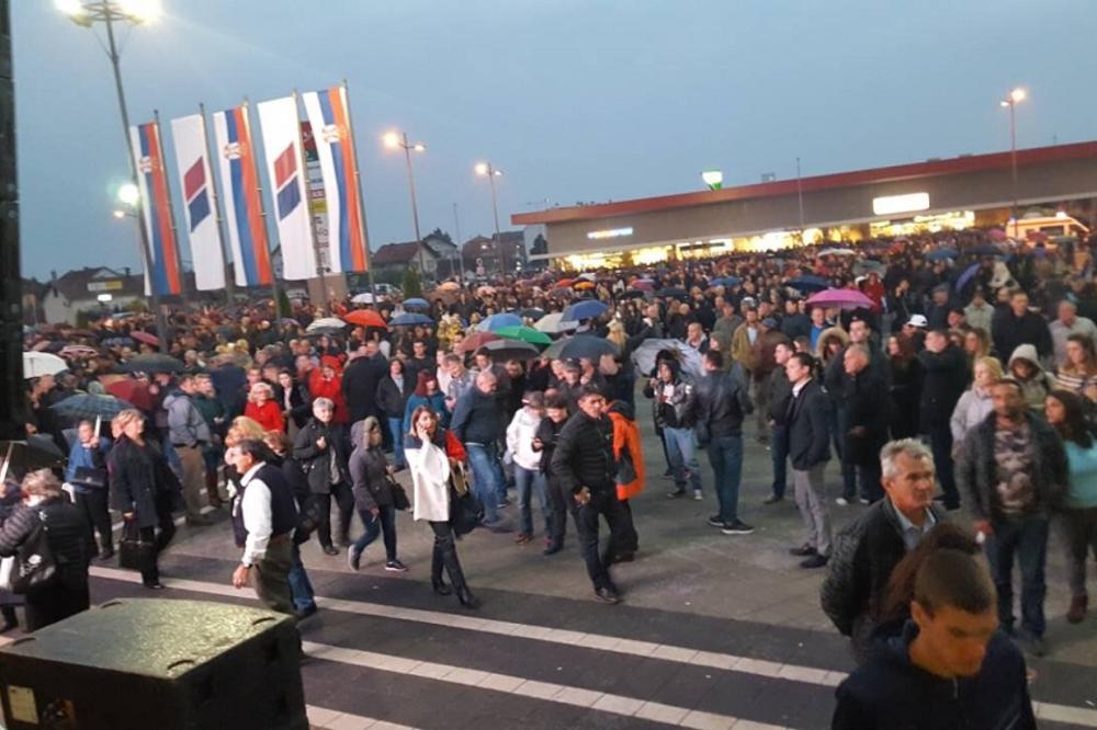 DETALJ KOJI NIKO NIJE PRIMETIO PRED MITING SNS! Izbetonirali put da bi naprednjaci mogli da uđu u salu (FOTO)