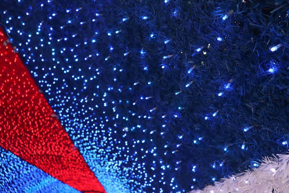 Tunel je prekriven lapicama koje svetle u tri boje  