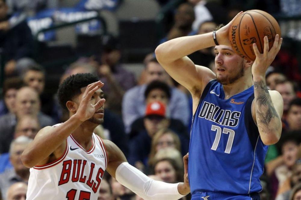 LUKA, MOŽE LI TO NEŽNIJE: Dončić napravio fintu kao Bodiroga, njih trojica se glavama sudarali u reketu!