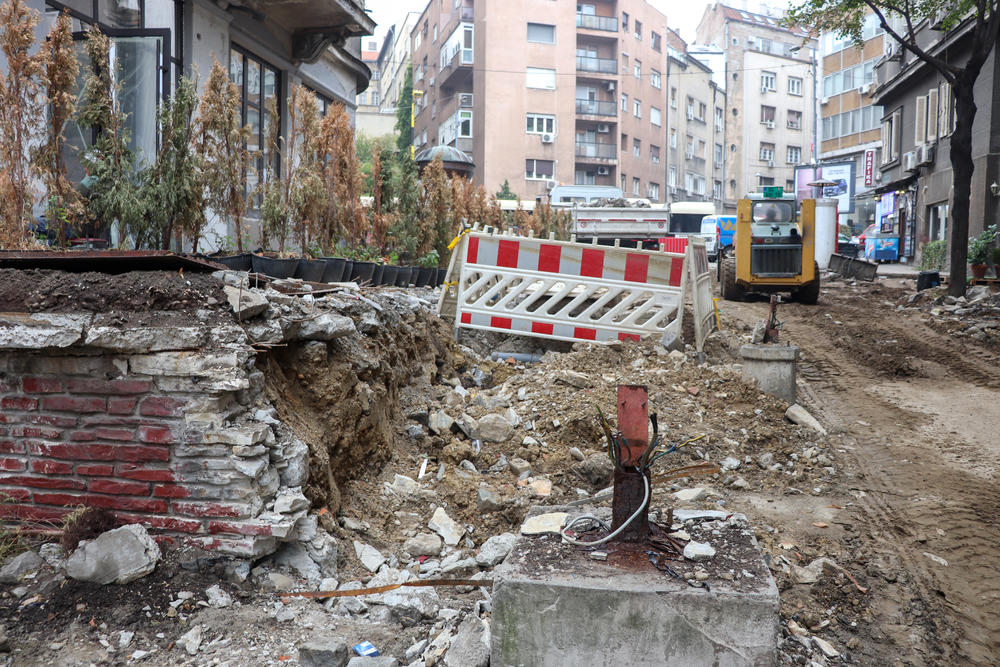 Zarđala i nefunkcionalna  rasveta   