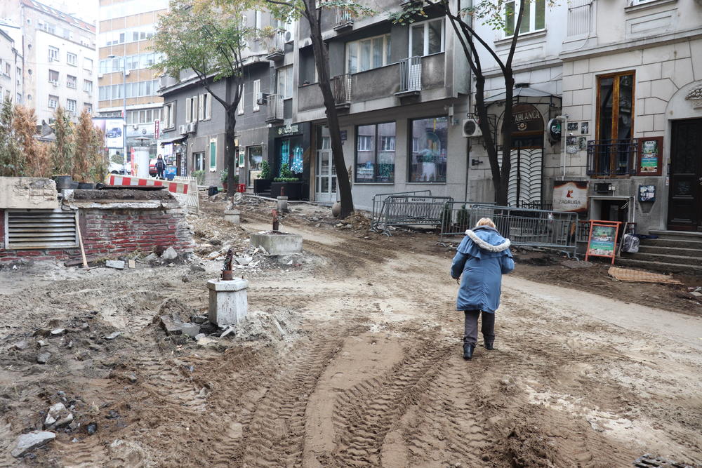 Prolaznici se otežano kreću kroz Skadarliju  